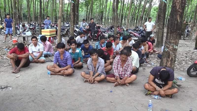 Bắt giữ 39 con bạc đang sát phạt nhau giữa rừng cao su