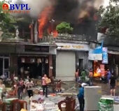Thị trấn náo loạn vì ga ra ô tô cháy dữ dội lan sang nhiều nhà dân