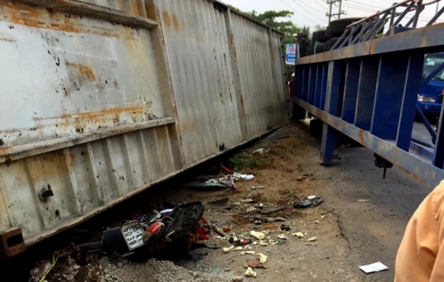 Xe container lật đè 3 bà cháu tử vong