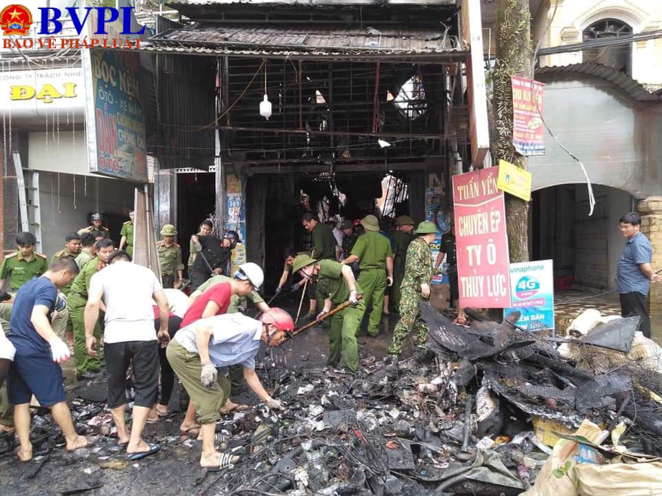 ẢNH Hàng trăm người bất lực nhìn bà Hỏa thiêu rụi gara ô tô và nhiều nhà dân