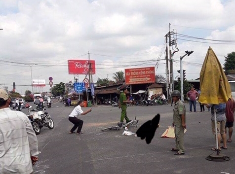 Đạp xe đi mua đồ ăn sáng bé trai bị xe ben cán chết