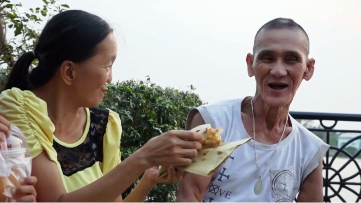 Đời sa ngã của người trúng độc đắc năm 15 tuổi