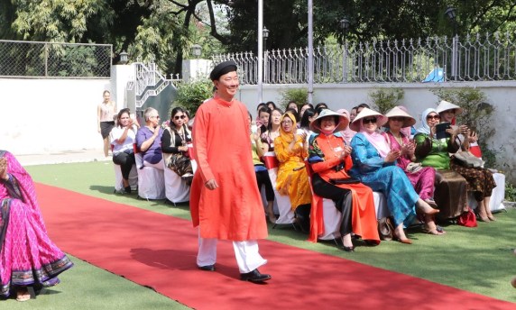 Quảng bá áo dài Việt Nam với bạn bè thế giới