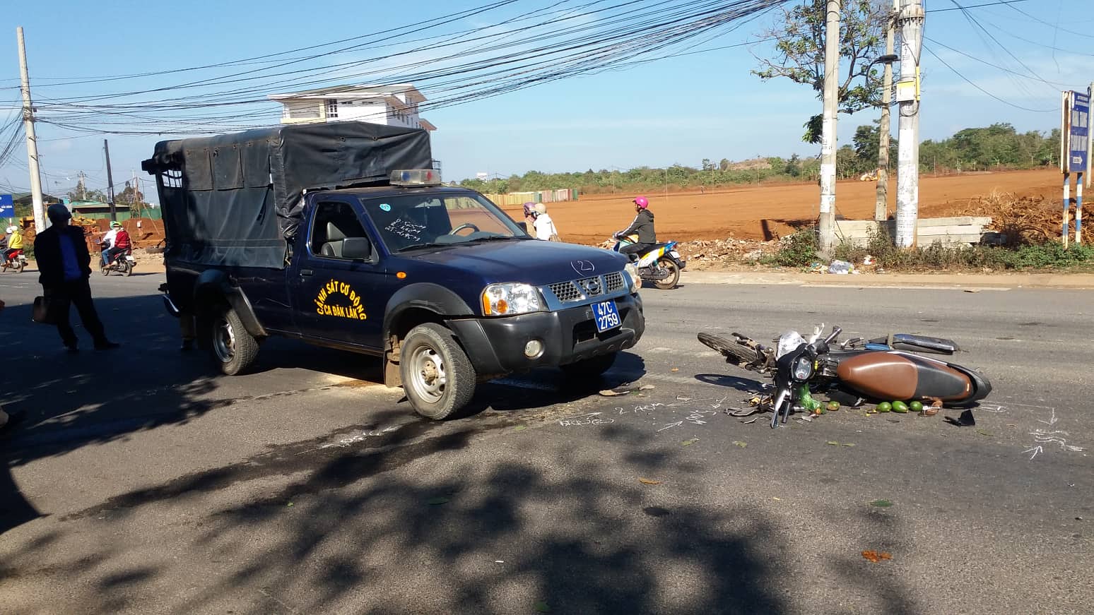 Tông vào xe Cảnh sát cơ động, một người phụ nữ nguy kịch