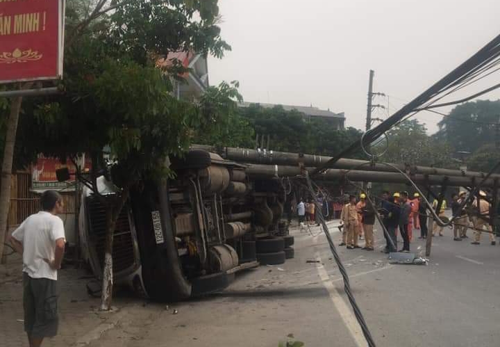 Xe container tự gây tai nạn, một phần TP Điện Biên mất điện