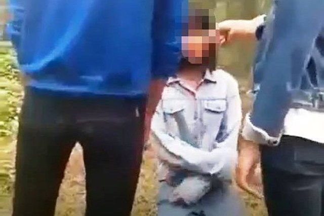 Lại thêm một vụ nữ sinh bị đánh hội đồng, bắt quỳ gối xin lỗi