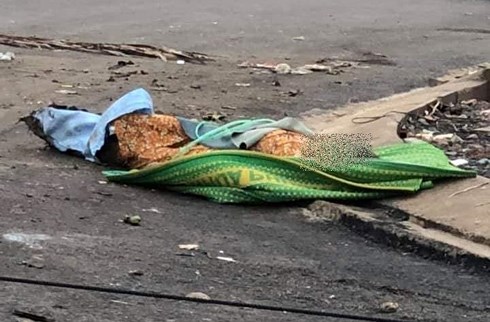 Người phụ nữ chết bí ẩn được quấn trong chiếu bỏ ven đường