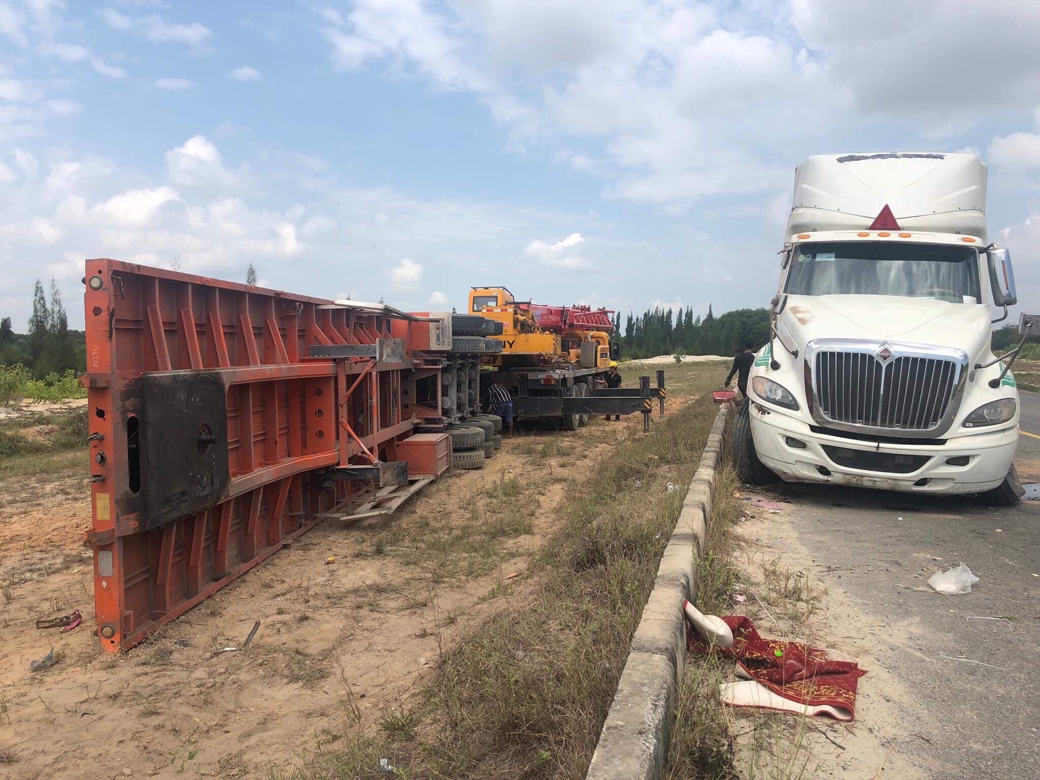 Xe container lật giữa đường sau khi tránh xe máy