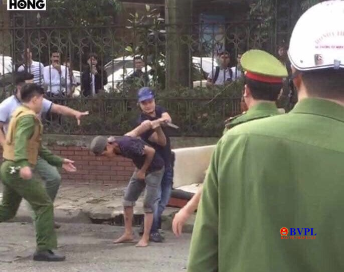 Nam thanh niên cầm dao tự cứa cổ mình ngay trên đường phố