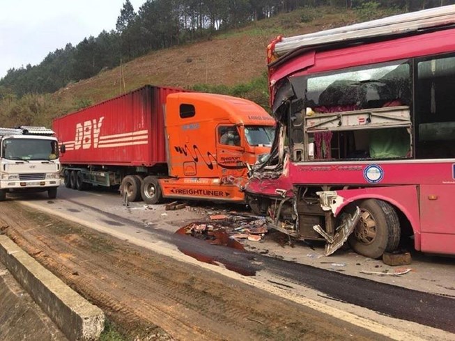 NÓNG Xe container lấn làn đấu đầu xe khách, QL6 ùn tắc nghiêm trọng