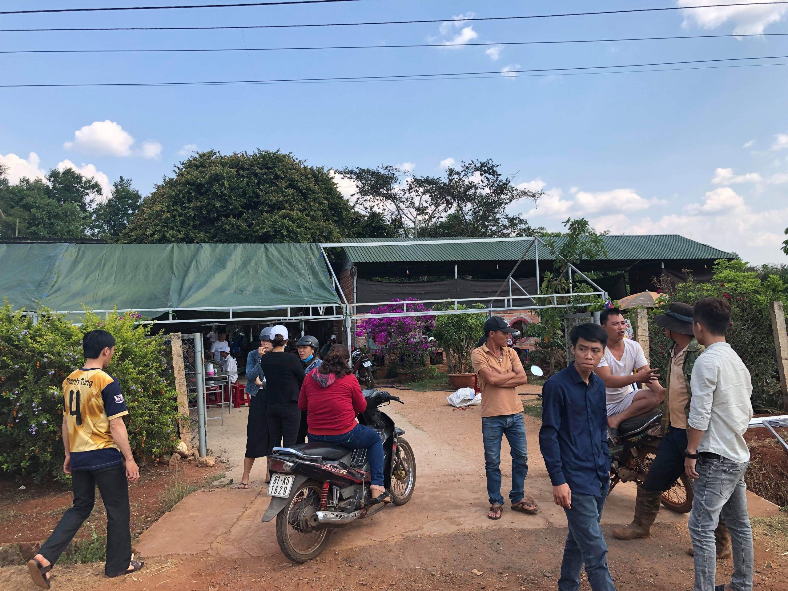 Nữ sinh lớp 5 đi mua bánh ngọt bị xe khách tông tử vong