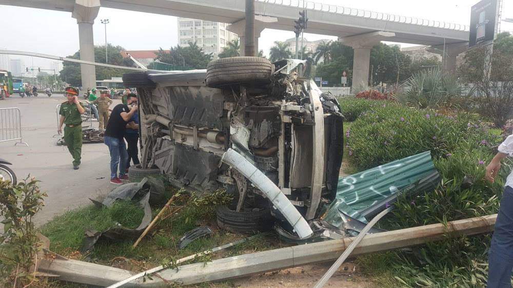 Vụ nữ tài xế Mercedes tông hàng loạt xe máy  Một cô gái đang nguy kịch