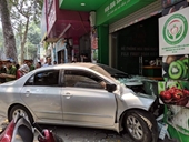 Nữ tài xế điều khiển xe ôtô lao thẳng vào nhà dân trên phố Hà Nội