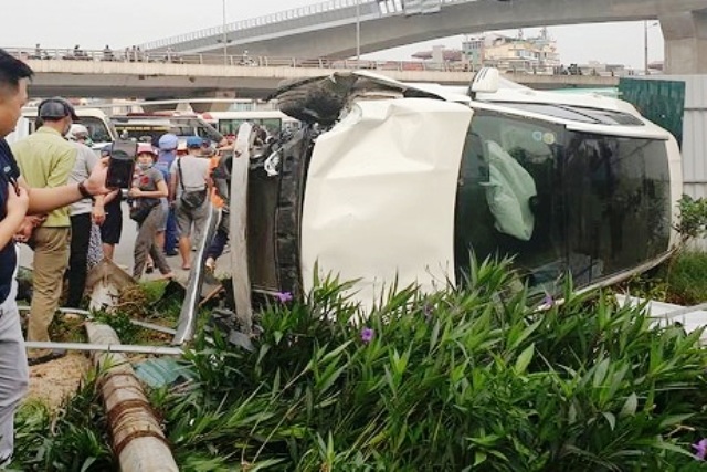 Nữ tài xế lái Mercedes tông hàng loạt xe máy, nhiều người nhập viện