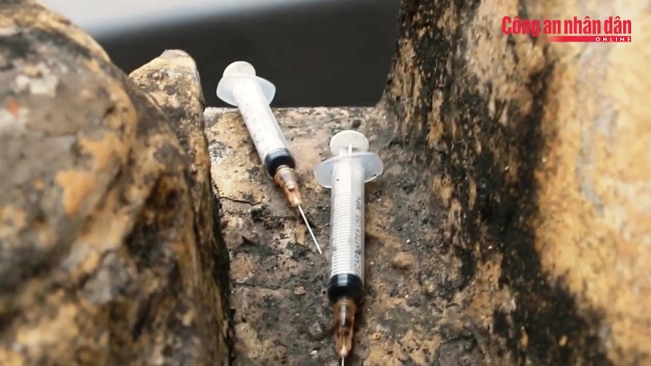 Hãi hùng kim tiêm bủa vây lối lên cầu Long Biên