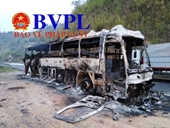 Xe khách Điện Biên bị cháy trơ khung trên đèo Pha Đin