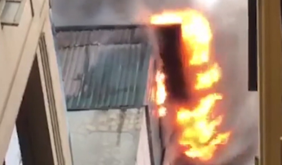 Giải cứu 9 người trong vụ cháy nhà ở phố Lạc Trung - Hà Nội