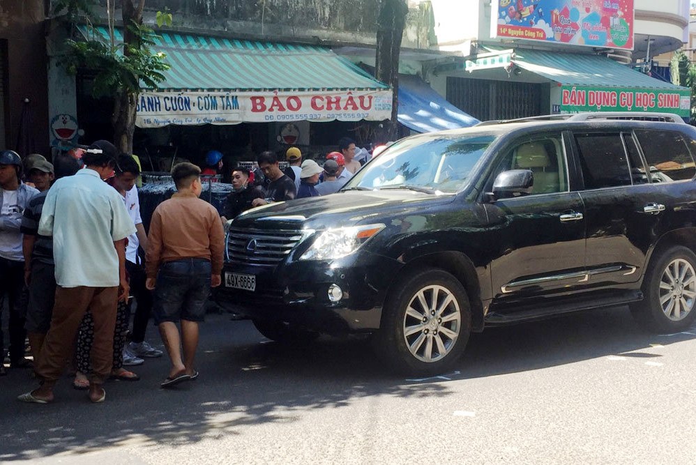 Bàng hoàng cảnh tượng ô tô tông vào đám tang ở Quy Nhơn