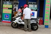 Phát hiện cửa hàng xăng dầu tại Hà Nội gian lận khi bán xăng cho khách hàng