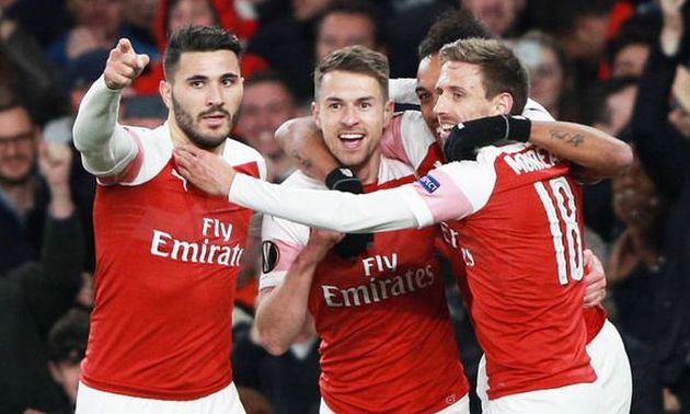 Arsenal vượt qua Napoli, Chelsea thắng nhọc ở tứ kết Europa League