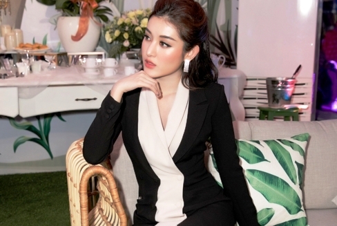 Á hậu Huyền My diện đầm đen quyến rũ, khoe chân dài gợi cảm