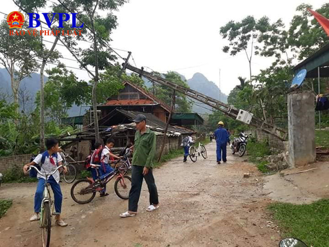 Lốc xoáy kinh hoàng khiến nhiều nhà dân ở Quỳ Châu tốc mái