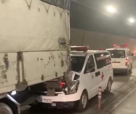 Bốn ô tô va chạm liên hoàn giữa hầm Hải Vân