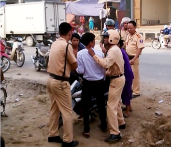 Xin xe vi phạm không được lao vào đánh CSGT