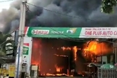 Cháy gara ô tô ở Sài Gòn, 10 ô tô bị thiêu rụi