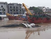Hai sà lan chở than chìm trên sông ở Hải Phòng