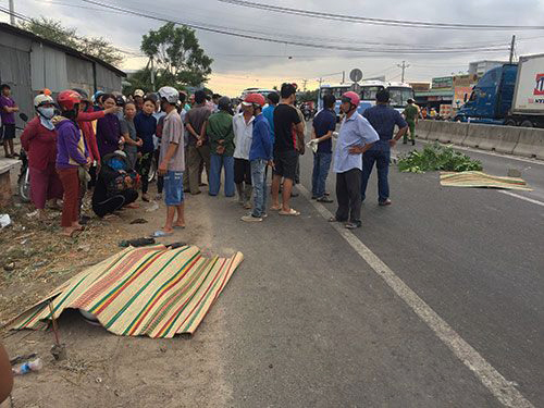 Xe khách giường nằm tông xe máy, 2 vợ chồng chết thảm