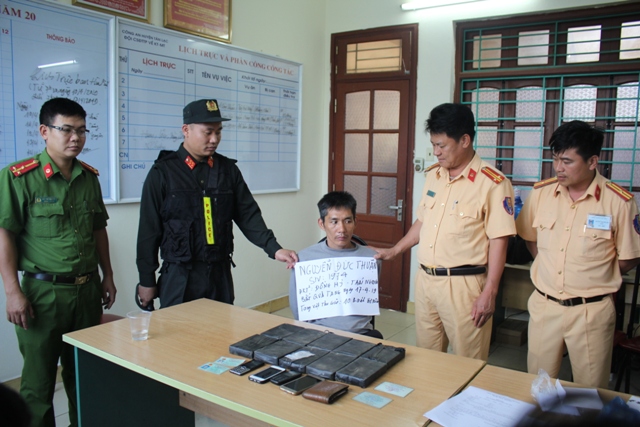 Bắt 2 đối tượng vừa ra tù vận chuyển 10 bánh heroin