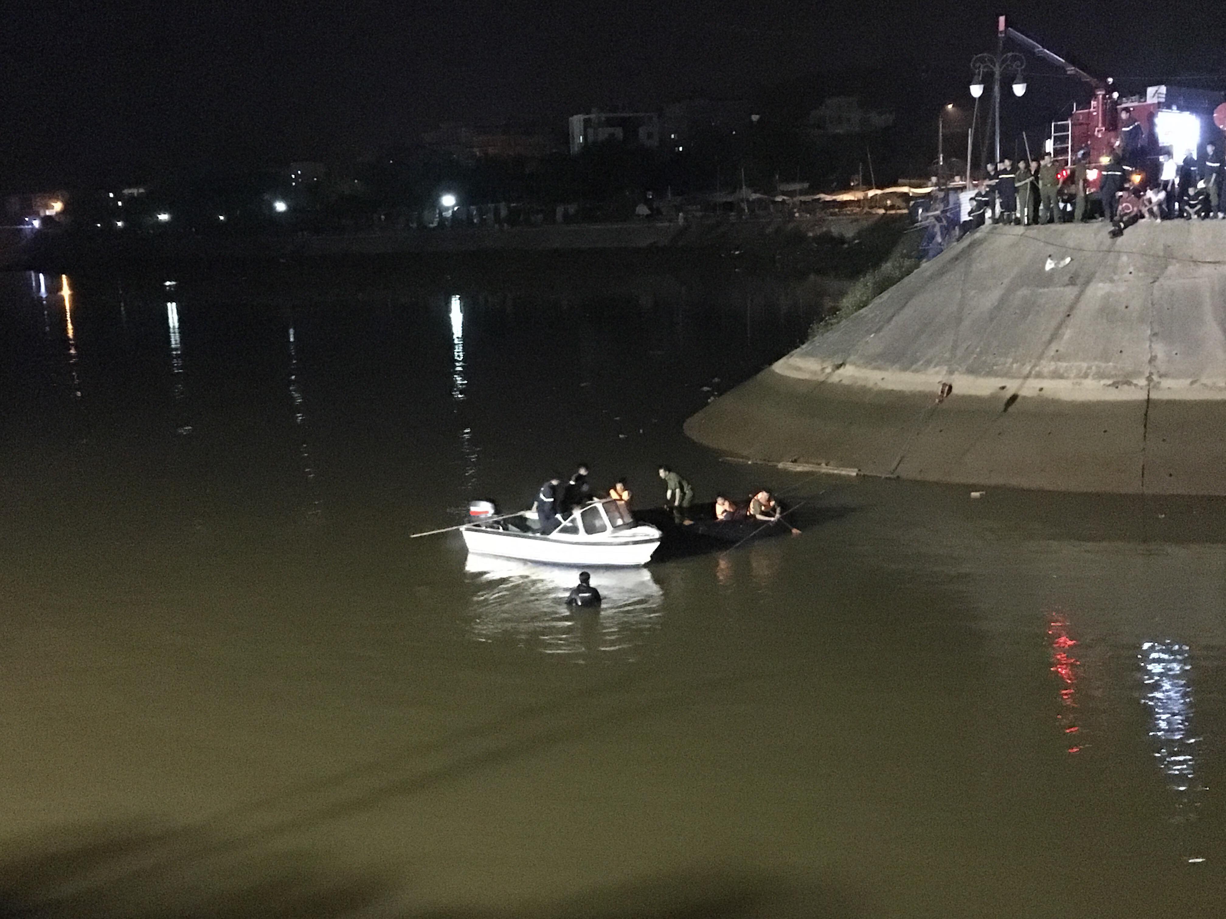 Điện Biên Xe 4 chỗ lao xuống sông Nậm Rốm lúc đêm khuya