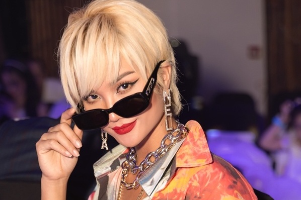 H Hen Niê đội tóc giả màu bạch kim đi sự kiện