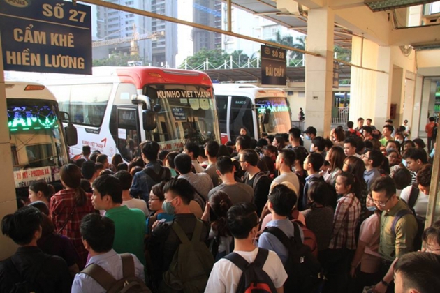 Bến xe Hà Nội quá tải dịp nghỉ lễ 30 4 và 1 5