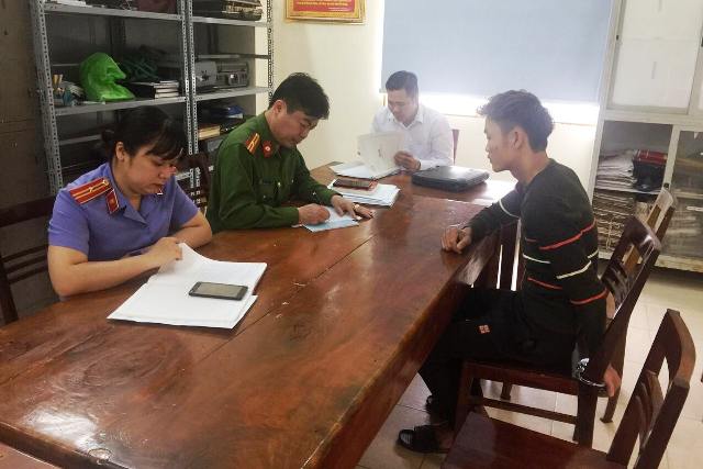 Hành trình bí ẩn của gói hàng lạ vận chuyển qua sông về Việt Nam