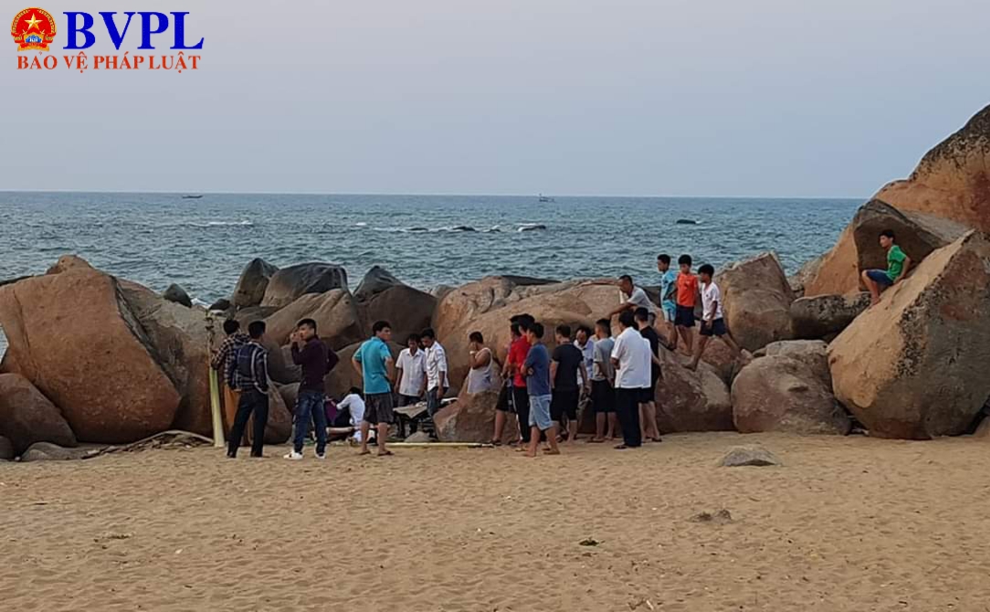 Sóng lớn cuốn người đàn ông tử vong khi tắm biển tự phát