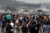 Thủ lĩnh đối lập tuyên bố đảo chính, thủ đô Venezuela thành chảo lửa