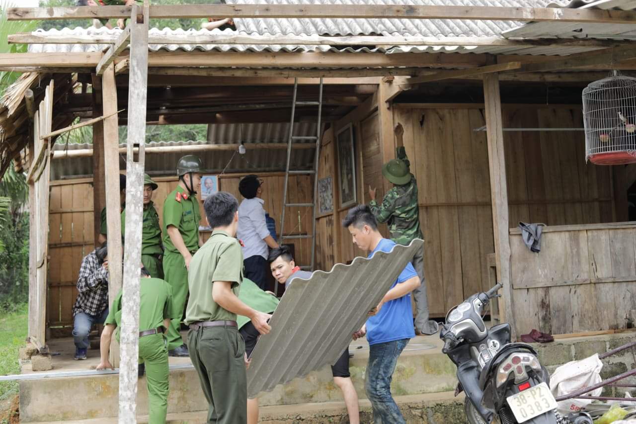 Xúc động hình ảnh cán bộ Công an giúp dân khắc phục hậu quả dông lốc