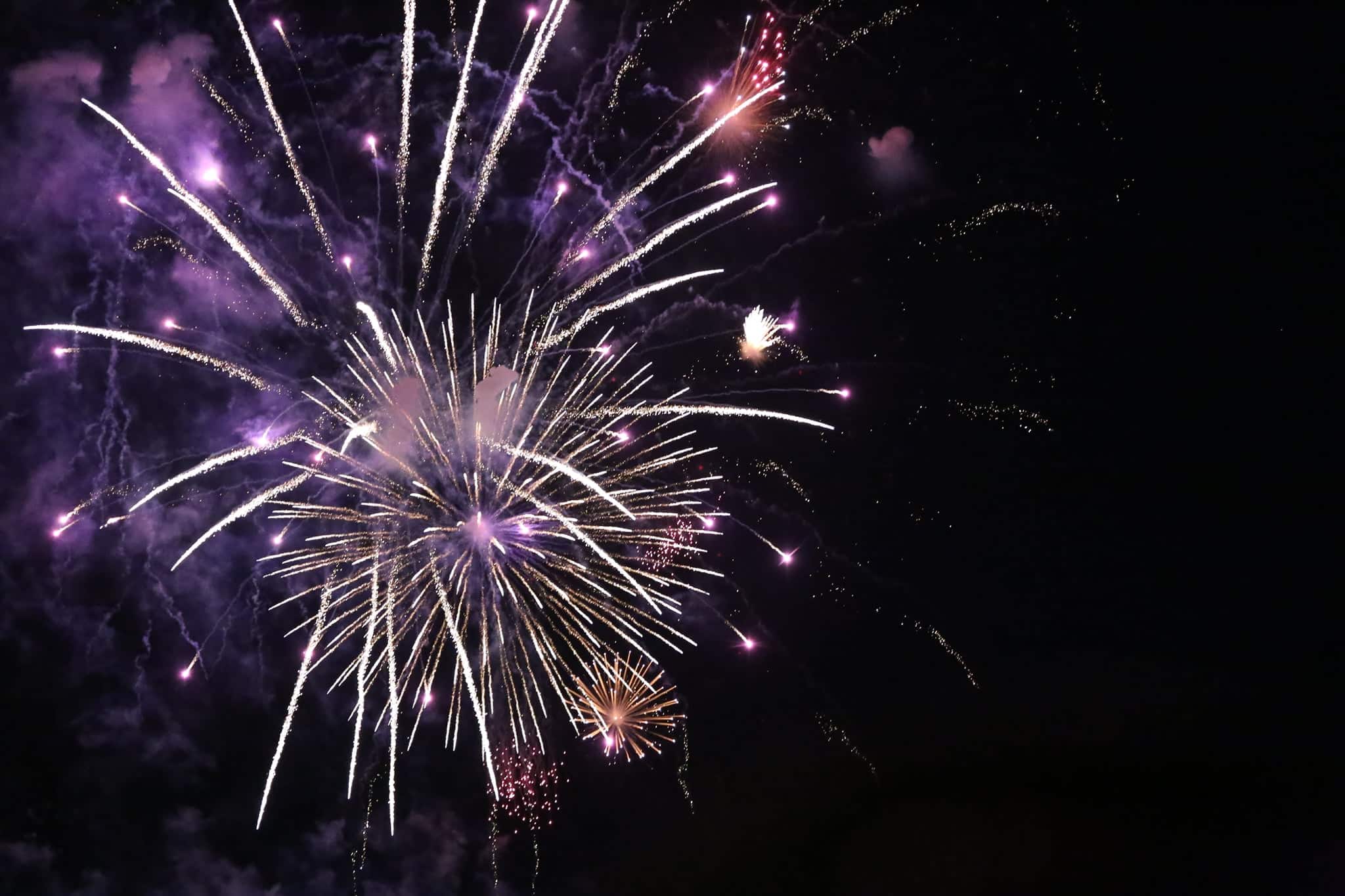 TP Hồ Chí Minh Người dân đỗ ra đường xem bắn pháo hoa