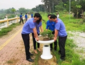 Chi đoàn VKSND huyện tham gia vệ sinh môi trường tại tổ dân phố