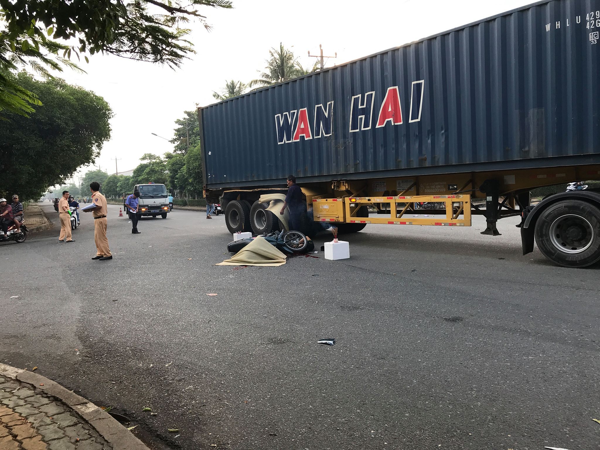 Vợ gào khóc thảm thiết bên xác chồng sau cú tông vào hung thần trên xa lộ