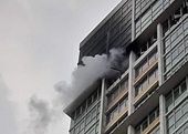 Cháy lớn căn hộ trong chung cư The Vista An Phú, cư dân tháo chạy tán loạn