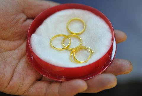 Nữ sinh lớp 5 nhặt được 4 chỉ vàng tìm người trả lại