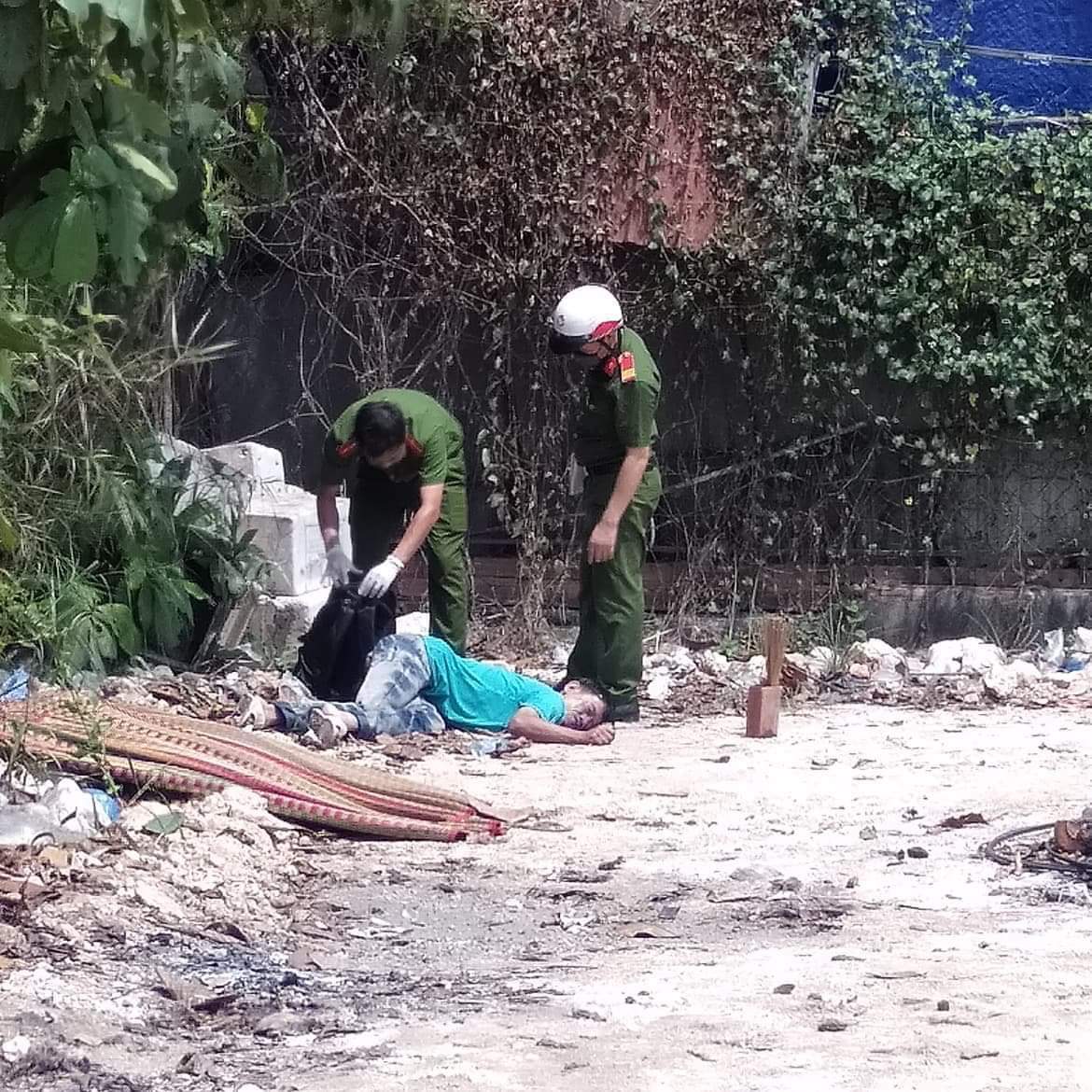 Người đàn ông nằm chết trong bãi đất trống