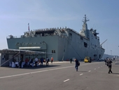 Hai tàu khủng của Hải quân Úc ghé cảng Cam Ranh