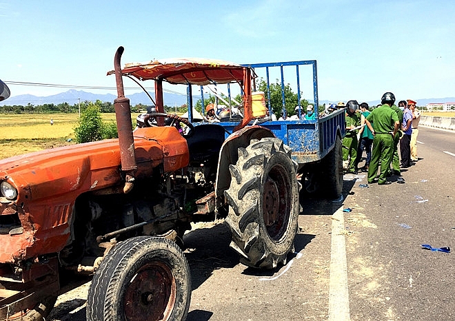 Tông vào gầm xe cày, hai mẹ con tử vong tại chỗ
