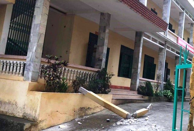 Học sinh bị thanh bê tông rơi trúng đầu ở Hòa Bình đã tử vong