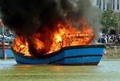 Tàu cá neo trong bến bất ngờ cháy rụi, “thiêu” hơn 4 tỷ đồng