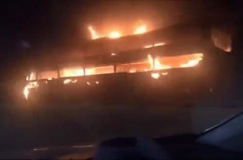 Lửa thiêu rụi xe giường nằm chở 45 khách